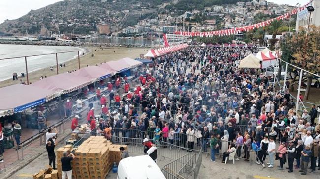 Kuyruk uzadıkça uzadı! Tonlarcası vatandaşa ücretsiz dağıtılacak | Genel Haberler