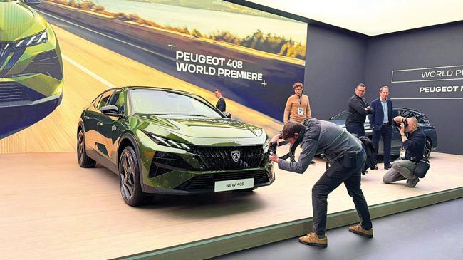 Avrupa’da yılın ilk büyük otomotiv şovu olan Brüksel Otomobil Fuarı, kapılarını açtı. Artan katılımcı sayısı ve 5 dünya lansmanıyla dikkat çeken fuarda, Avrupalı üreticiler yeni modelleriyle sahaya indi. Sertleşen rekabet ve sanayi politikaları çerçevesinde fuarın satır aralarındaki mesaj netti: “Üretim Avrupa’da kalacak.”