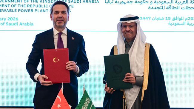 Enerji ve Tabii Kaynaklar Bakanı Alparslan Bayraktar, Suudi Arabistan ile ilk kısmı 2 bin megavatlık güneş enerjisi projelerini içeren 2 milyar dolarlık bir enerji yatırımı anlaşmasının imzalandığını açıkladı.