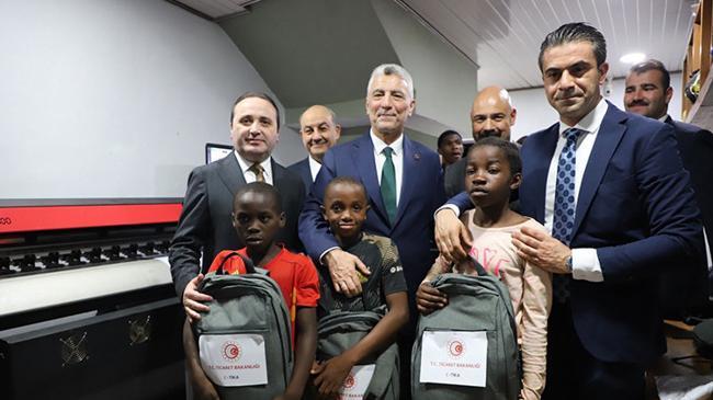 Bakan Bolat, Kamerun'da ‘Sokak Çocuklarına Serigrafi Baskı Atölyesi Projesi’ni ziyaret etti | Genel Haberler