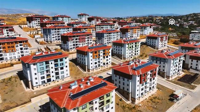 Bakan Kurum depremzede ailenin yeni evini paylaştı | Genel Haberler