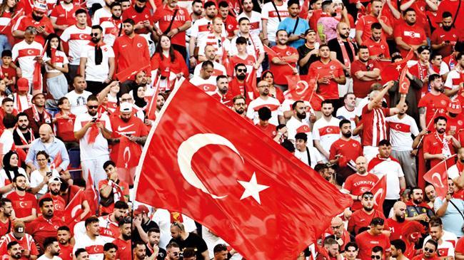 İşte Ay-Yıldızı tribünde desteklemenin maliyeti: Kişi başı temel giderler yaklaşık 130 bin TL'den başlıyor | Ekonomi Haberleri