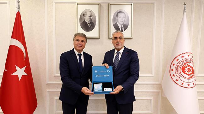 Bakan Işıkhan'dan Renault Group Türkiye CEO'su Jaillet'e Turkuaz Kart | Genel Haberler