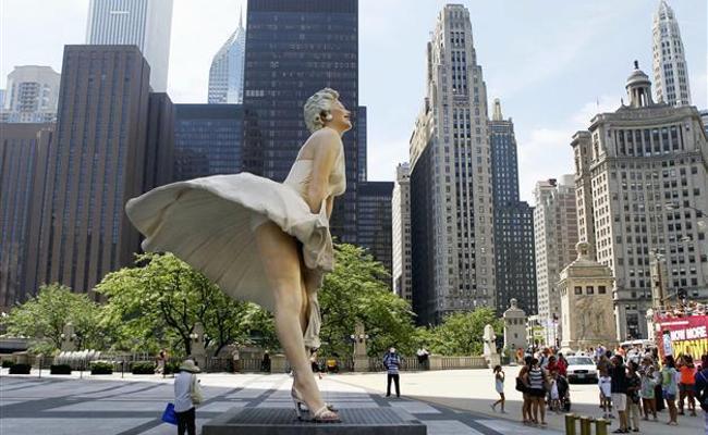 26-foot-tall statue of Marilyn Monroe causes a stir in Palm Springs 