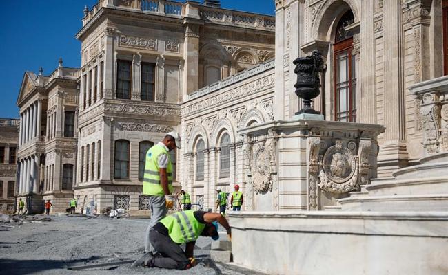 Largest carpet in Istanbul's Dolmabahçe Palace under restoration