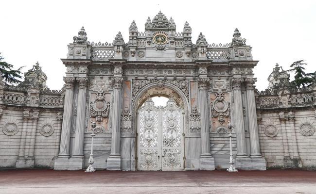 Largest carpet in Istanbul's Dolmabahçe Palace under restoration