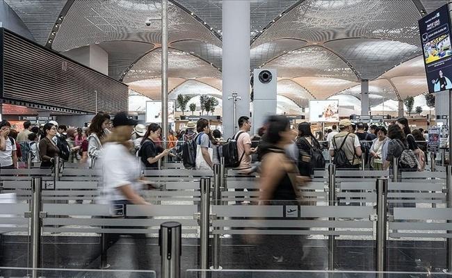 Turkish travelers spend $362 million on souvenirs during trips abroad
