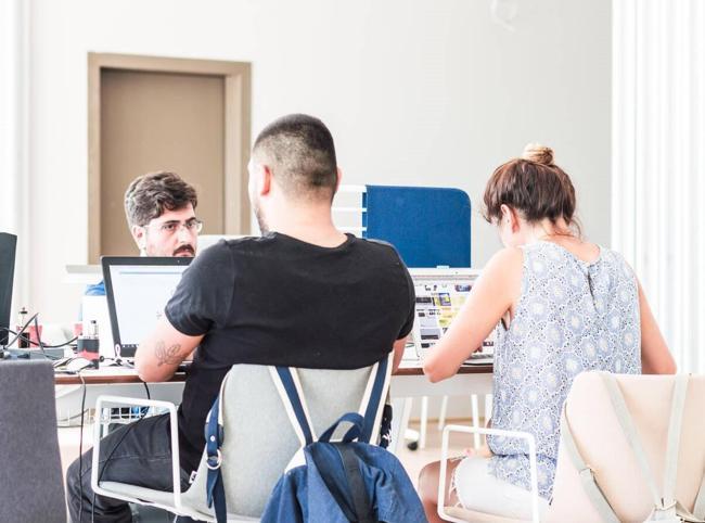 Some schools offer diplomas without mandatory attendance