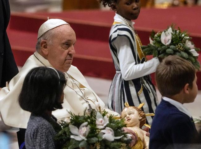 Pope kicks off Christmas celebrations in shadow of war