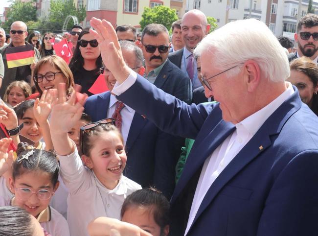 German president pays visit to quake-hit Turkish city