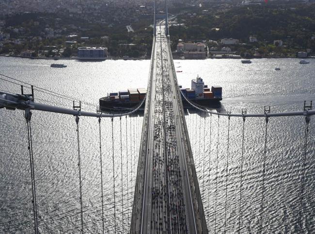 Thousands race through Istanbul’s cross-continental marathon
