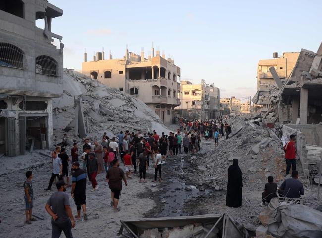 28 killed as Israel threatens to step up Gaza strikes