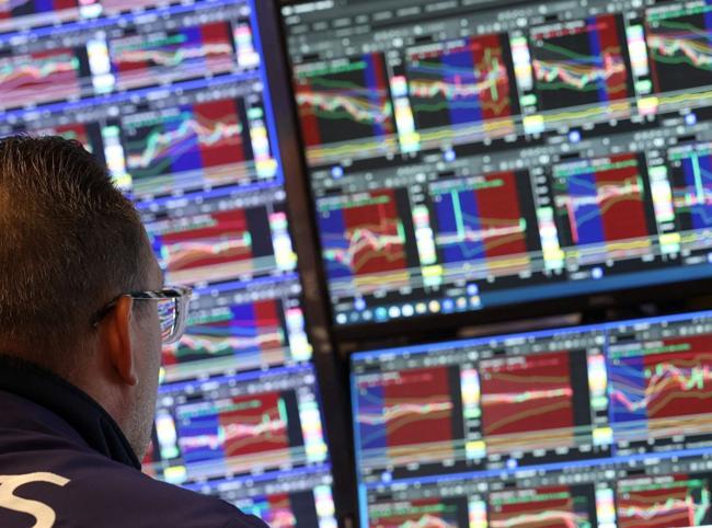 US Fed keeps interest rates unchanged, cuts growth forecast