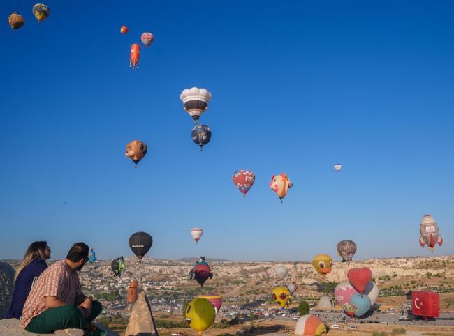 International hot air balloon event brings color to skies of central Türkiye