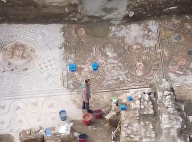 Roman mosaic unearthed in İznik under tight security
