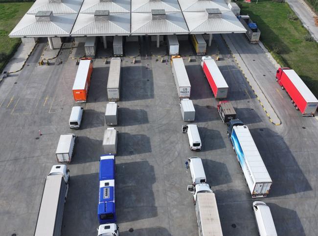 Truck crossings suspended as Greek farmers block key border routes