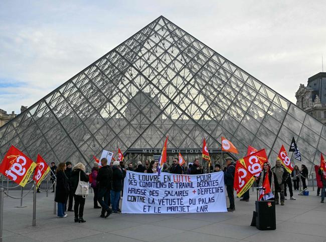 Louvre workers launch rolling strike