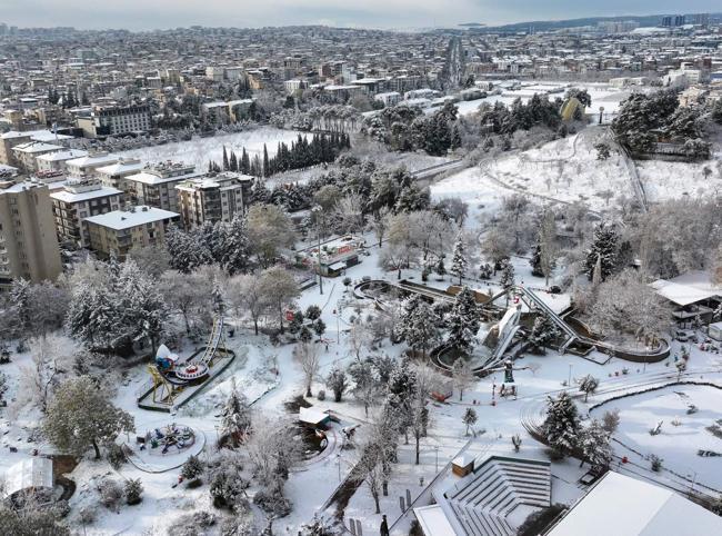 Schools shut across Türkiye as fierce winter storm topples transport