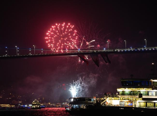 Türkiye ushers in 2026 with sparkling nationwide events