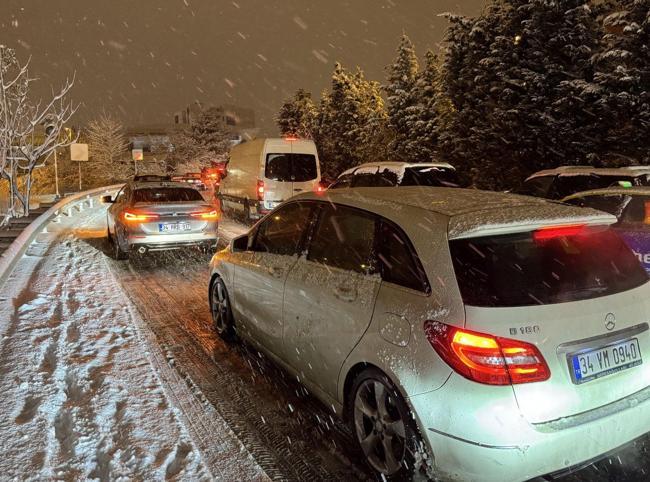 Severe snowstorm paralyzes life in Istanbul amid winter’s sudden grip