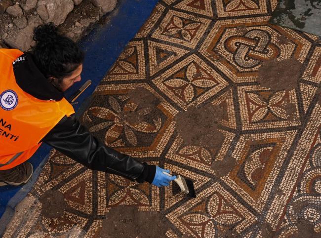 Solomon’s Knot mosaic chamber unearthed in Smyrna