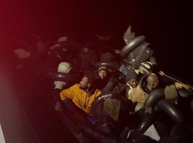 One dead, seven missing after migrant boat sinks off İzmir