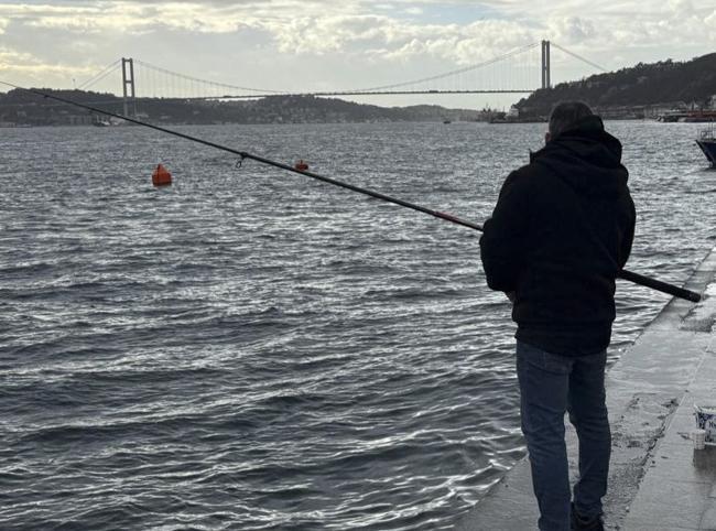 Warm winds draw anglers to Istanbul’s Bosphorus shores