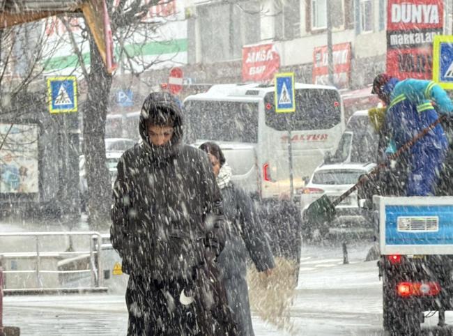 Heavy snow cripples Istanbul as freezing front sweeps through nation