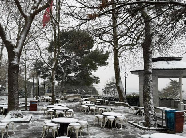 Cold snap strikes again as Istanbul rain turns into snow spectacle