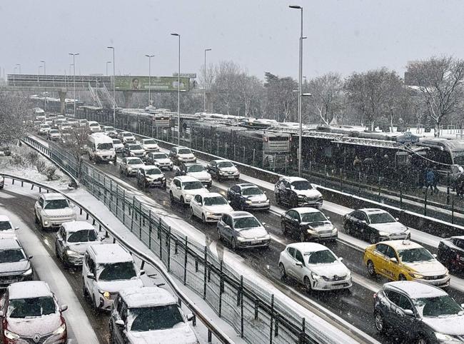 Snow-covered streets, transit woes haunt daily life in Istanbul