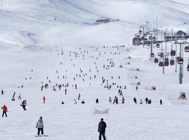 Türkiye’s ski resorts overflow with visitors during midterm break