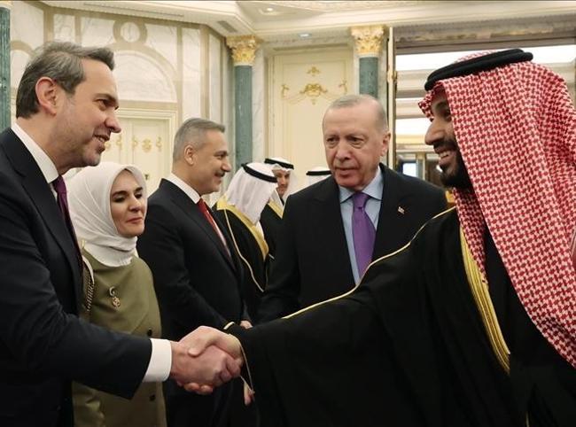 Türkiye signs $2B solar energy investment deal with Saudi Arabia