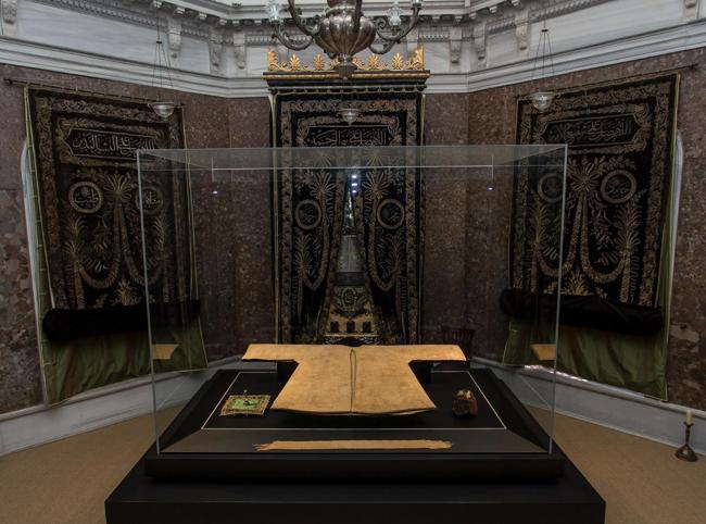 Istanbul opens sacred Hırka-i Şerif for Ramadan visitors