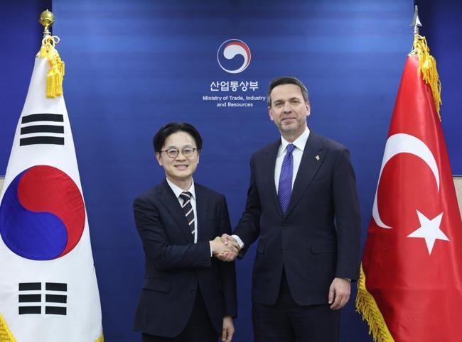 Energy Minister Bayraktar holds talks in South Korea