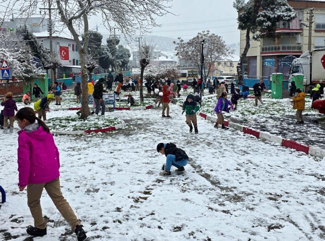 Heavy snowfall shuts schools in several provinces across Türkiye