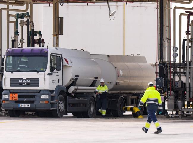 Oil prices surge as Mideast war rages