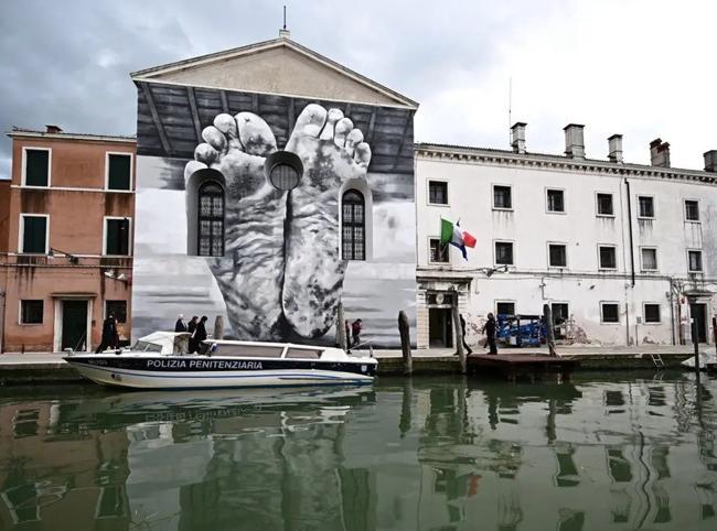 Critics round on Venice Biennale after Russia included