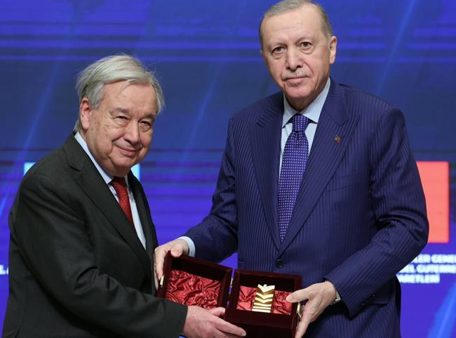 UN chief visits Türkiye, receives peace award