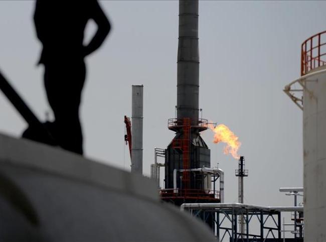 Oil dips under $100, stocks fall tracking Mideast war developments