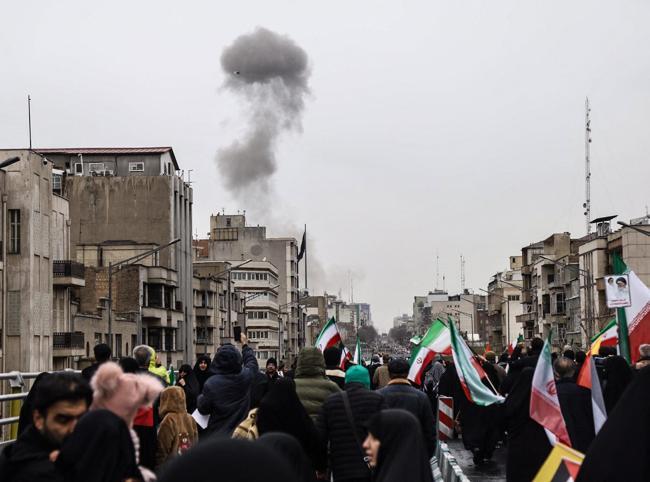 Iran, US threaten attacks on oil facilities as war rages on