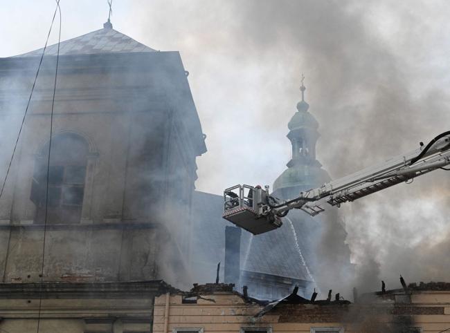 Ukraine hits major Russian port in 400-drone barrage