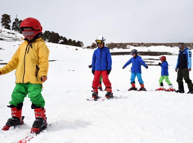 Kars introduces 2,000 students to skiing at Sarıkamış resort