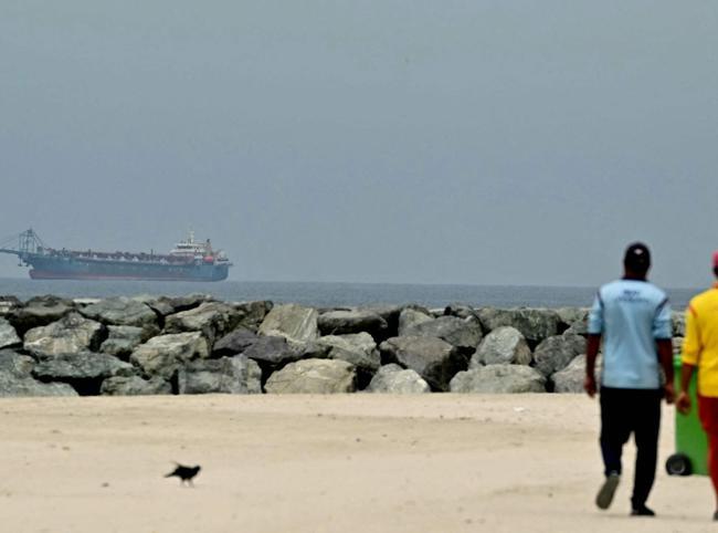 Trump vows US will sink any Iran boats that challenge blockade