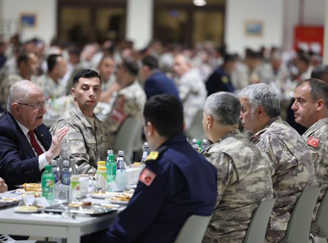 Turkish defense minister in Qatar amid regional crisis