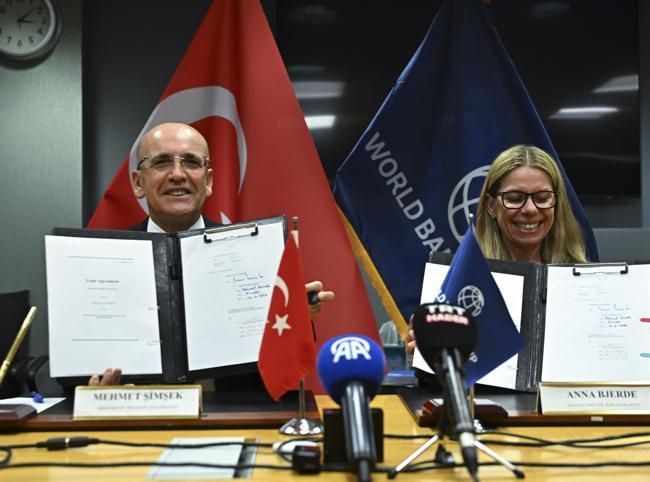 Şimşek signs 1.67 bln euro World Bank deal for Istanbul rail project