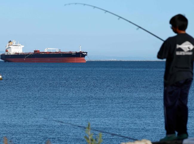 Oil extends gains, stocks sink as peace talk hopes fade