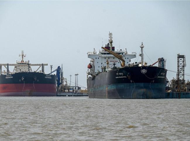 Iran defies Trumps blockade as oil prices soar