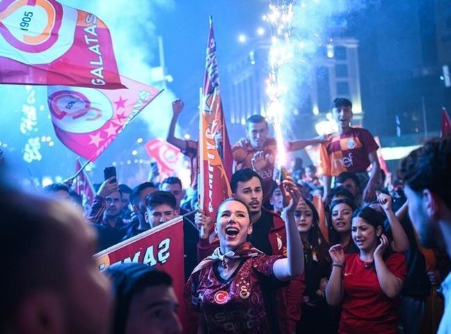 Galatasaray in seventh heaven after Süper Lig title