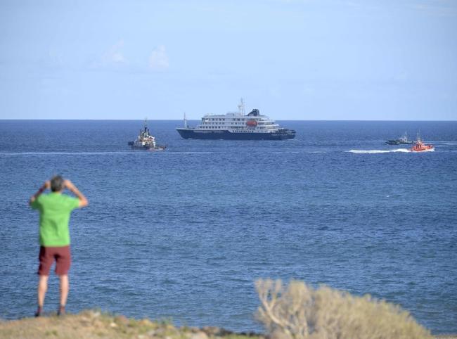 Hantavirus ship heads to Netherlands after passengers flown home
