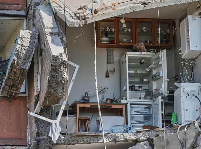 Russia pummels Kiev, killing at least 24 and denting peace hopes
